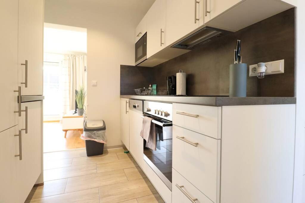 וינה Brilliant View: Balcony Home, Modern, Stylish And Newly Renovated מראה חיצוני תמונה
