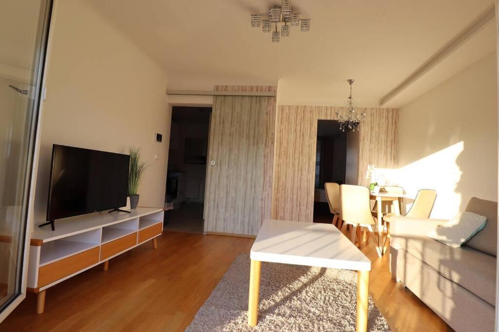 וינה Brilliant View: Balcony Home, Modern, Stylish And Newly Renovated מראה חיצוני תמונה