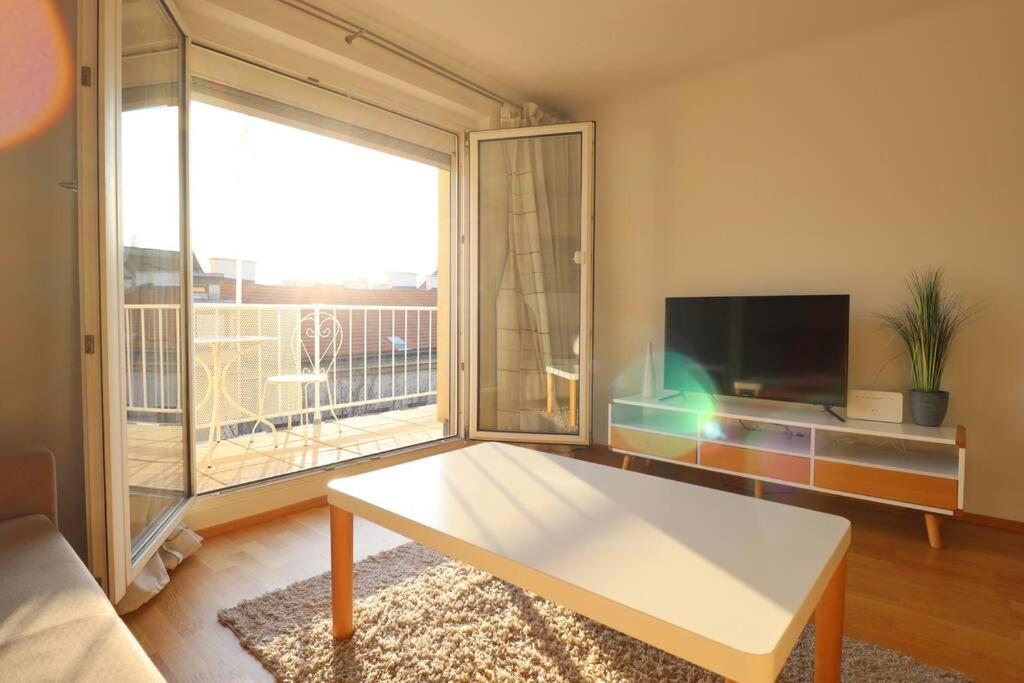 וינה Brilliant View: Balcony Home, Modern, Stylish And Newly Renovated מראה חיצוני תמונה