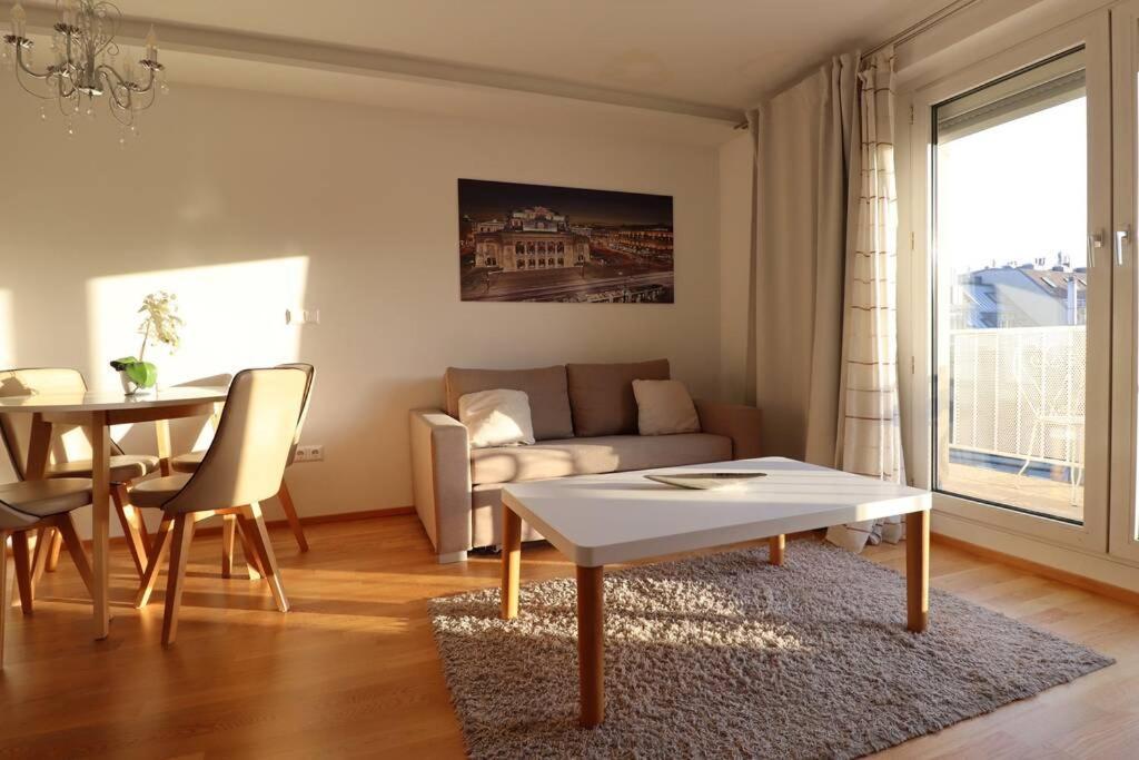 וינה Brilliant View: Balcony Home, Modern, Stylish And Newly Renovated מראה חיצוני תמונה