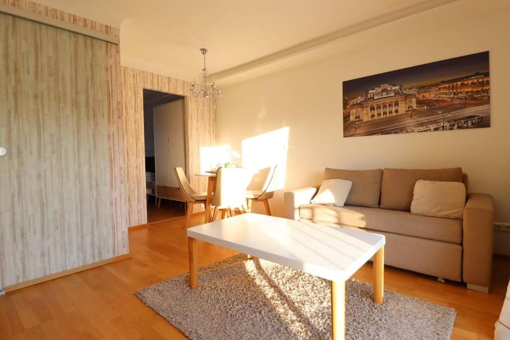 וינה Brilliant View: Balcony Home, Modern, Stylish And Newly Renovated מראה חיצוני תמונה